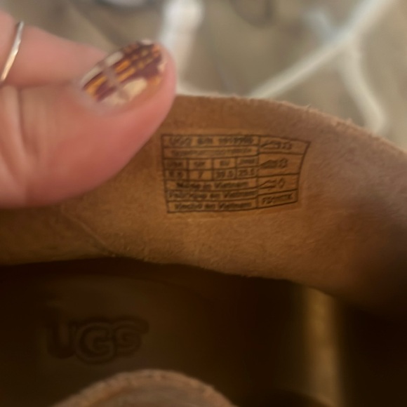 1 hour sale. These UGG booties are stunning. Size 8.5. New - Picture 9 of 10